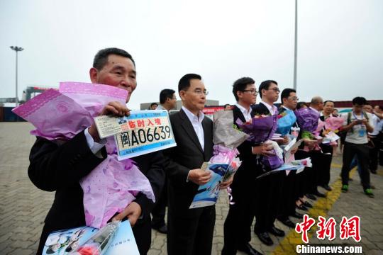 整个通关查检流程30分钟不到,这批台湾小轿车全部领到“临时入境牌照”和“临时驾照”,以及一份太平洋财产保险赠送的20万元人民币保额保单。(念望舒摄) 念望舒 摄