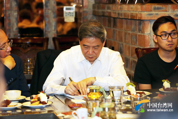 国台办主任张志军与在渝台湾青年茶叙 国台办主任张志军与在渝台湾青年茶叙