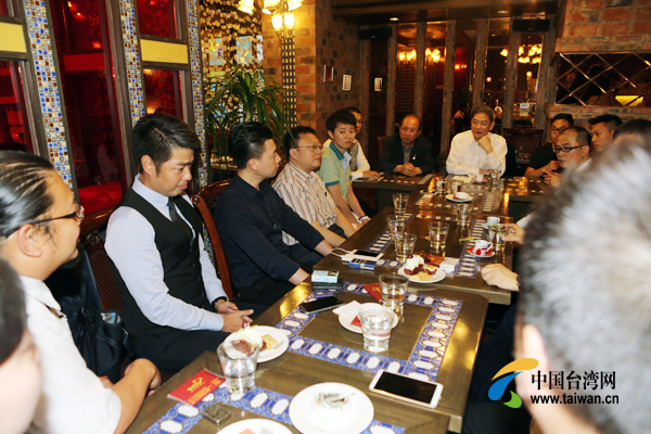 国台办主任张志军与在渝台湾青年代表茶叙 国台办主任张志军与在渝台湾青年代表茶叙