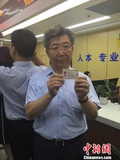 图为台胞郑德汐先生拿到第二张电子台胞证。 林玲 摄