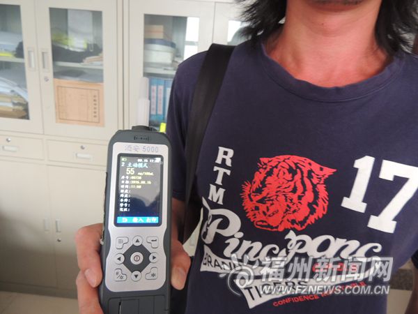 福州高速交警查获首例台胞酒驾共载32人 福州高速交警查获首例台胞酒驾共载32人