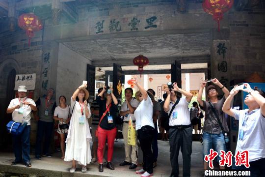 两岸诗人“青春诗会”诗咏土楼