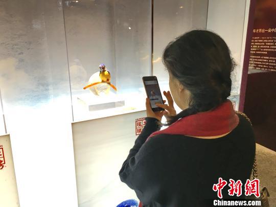 台湾特色琉璃藏品亮相青岛国宝级作品惊艳展出 台湾特色琉璃藏品亮相青岛国宝级作品惊艳展出