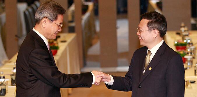 国台办主任张志军与台湾方面陆委会主委王郁琦(资料图)