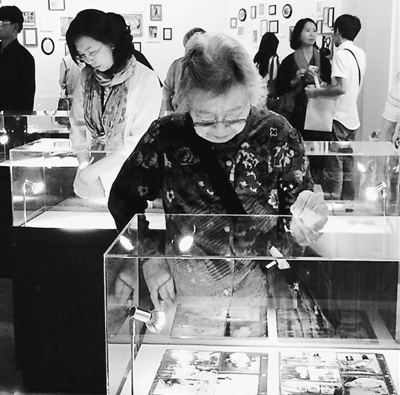 现场观众聚精会神地参观展览。 由主办单位提供