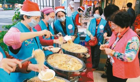 台参选人出奇招端出“选举饭”选民排长龙争抢