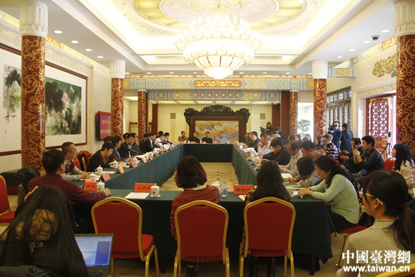 海归季谈——海归代表畅谈“两会”。(中国台湾网 李学磊 摄) 海归季谈——海归代表畅谈“两会”。(中国台湾网 李学磊 摄)