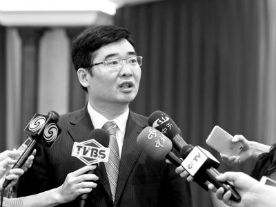 公安部刑侦局副巡视员陈士渠(左)、台湾代表团团长陈文琪在会谈后接受记者采访。