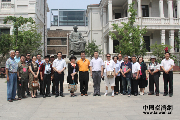 2016年“你来我往”津台媒体交流峰会今日正式拉开序幕,图为两岸媒体人参访梁启超纪念馆合影留念。 2016年“你来我往”津台媒体交流峰会今日正式拉开序幕,图为两岸媒体人参访梁启超纪念馆合影留念。