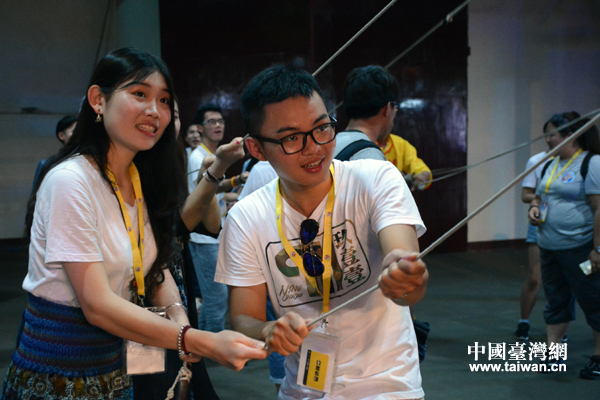 两岸青年体验“线狮”表演 两岸青年体验“线狮”表演