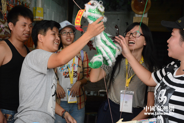 两岸青年体验小型“线狮” 两岸青年体验小型“线狮”