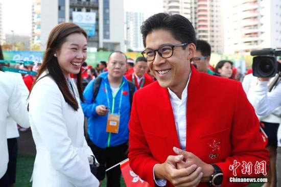 当地时间8月4日,中国香港奥运代表团在里约奥运村举行升旗仪式。图为香港代表团团长霍启刚与运动员交谈。<a target='_blank' href='http://www.chinanews.com/'><p align=