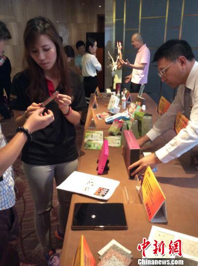 ����ʱ��5���ٴξٰ�̨����Ʒ�����ᣬͼΪ����չƷ��չǰ���ŷ�������չʾ�������� ��