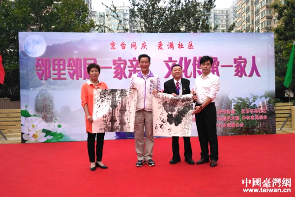 国画大师吴东魁弟子林立特(右一)赠送礼物给毕无量(左二)、林平常(右二) 国画大师吴东魁弟子林立特(右一)赠送礼物给毕无量(左二)、林平常(右二)