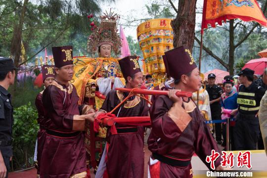 为了纪念妈祖羽化升天1029周年,福建湄洲妈祖祖庙于今日在“妈祖故里”湄洲岛青浦澳海滩举行海祭妈祖大典。 李南轩 摄
