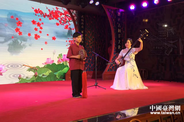 天津市曲艺团青年三弦演奏家郑力文与台湾学生一起登台表演 天津市曲艺团青年三弦演奏家郑力文与台湾学生一起登台表演