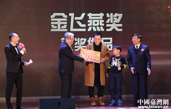 武漢本土導演董元慶執導的作品《最美的弧線》獲『金飛燕』獎。