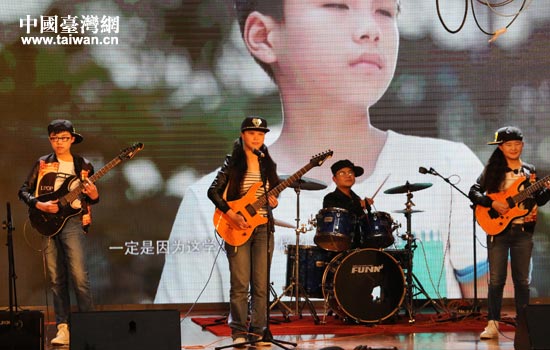 以盲童為題材的微電影《彩雲追月》中的小演員們表演歌曲《童年》。