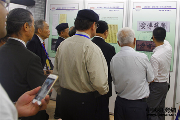 参观者参观孙中山故居。图为参观者正在仔细倾听纪念馆讲解员关于孙中山先生的介绍 参观者参观孙中山故居。图为参观者正在仔细倾听纪念馆讲解员关于孙中山先生的介绍