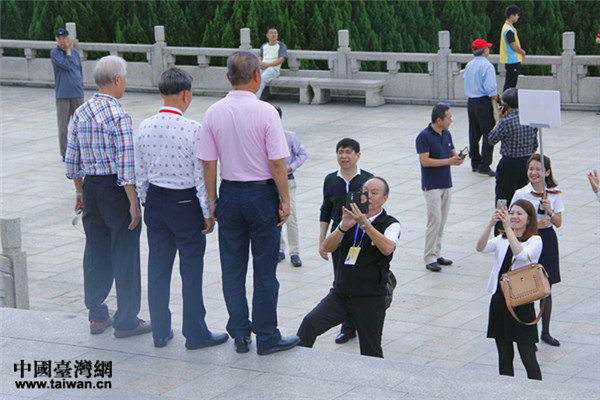 参观者参观孙文纪念公园。孙文纪念公园设有孙中山先生铜像,参观者在孙中山先生铜像前合影 参观者参观孙文纪念公园。孙文纪念公园设有孙中山先生铜像,参观者在孙中山先生铜像前合影