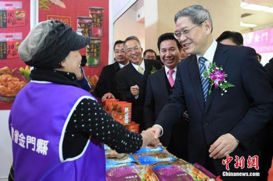 12��24�գ�2016��̨��8����ũ�ز�Ʒչ���������ƽ��ڱ������С���̨��������־�����й����񵳸���ϯ�����漰̨��8���д����μ�չ���ƽ�ᡣͼΪ��̨��������־��������̼����ֽ�̸�� <a target='_blank' href='http://www.chinanews.com/'><p  align=