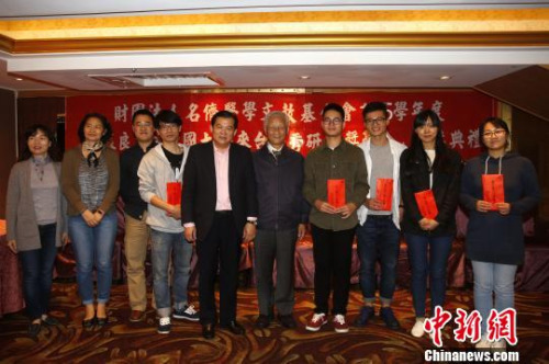 1月4日晚,“蔡振良先生中国大陆来台优秀研修生奖助金”颁奖活动在台北举行,五名在台湾学习的优秀大陆学子每人获颁10万元新台币奖助金。图为蔡振良(左五)、台湾名侪医学文教基金会有关负责人与获奖学生合影。 陈小愿 摄