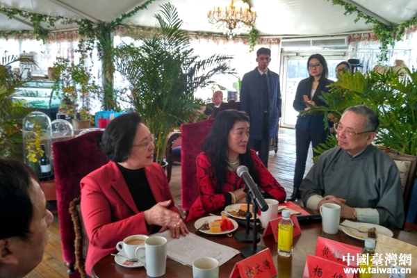 林文漪(左一)在座谈会上发表讲话 林文漪(左一)在座谈会上发表讲话