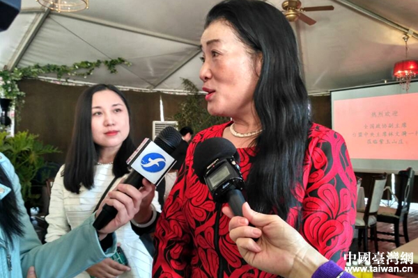 黄紫玉接受记者采访 黄紫玉接受记者采访