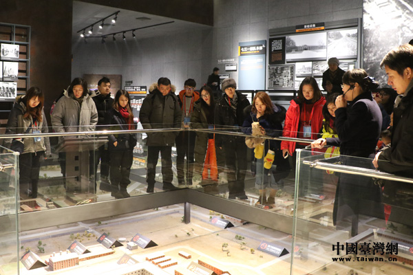 两岸学生参观“731部队罪证陈列馆” 两岸学生参观“731部队罪证陈列馆”