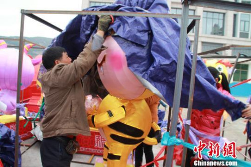 福州马尾区向马祖乡亲赠送的45组花灯在福州连江黄岐对台码头装船,运往马祖,庆贺第十五届“两马同春闹元宵”。 许琳晶 摄