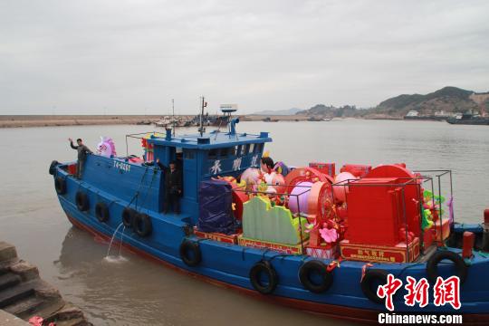 2月3日,正月初七,福州马尾区向马祖乡亲赠送的45组花灯在福州连江黄岐对台码头装船,运往马祖,庆贺第十五届“两马同春闹元宵”。 许琳晶 摄