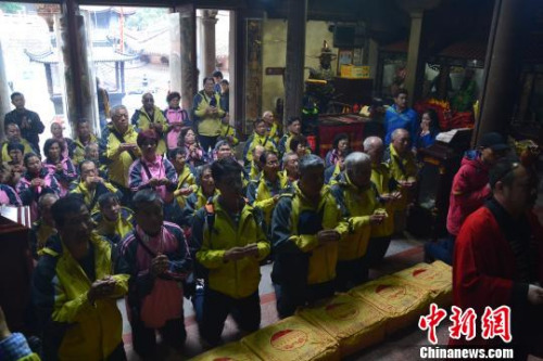 2月21日,台湾高雄市白砂崙圣母宫妈祖信众一行42人身着庙服,恭捧分灵妈祖、中坛元帅等神尊,时隔6年后第三次赴“妈祖故里”福建湄洲岛谒祖进香。 林群华 摄