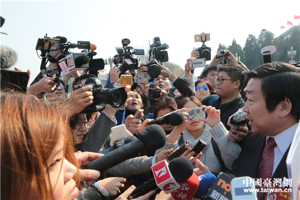 记者上两会:追得上刘翔 扛得起“钢铁侠” 记者上两会:追得上刘翔 扛得起“钢铁侠”