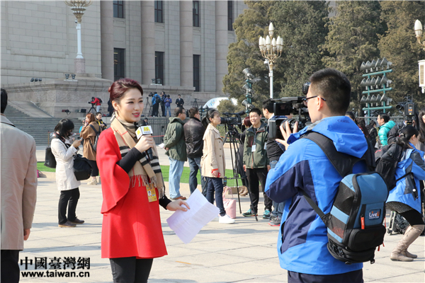 记者上两会:追得上刘翔 扛得起“钢铁侠” 记者上两会:追得上刘翔 扛得起“钢铁侠”