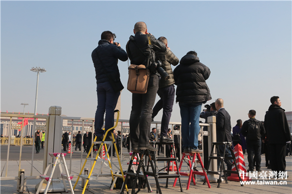 记者上两会:追得上刘翔 扛得起“钢铁侠” 记者上两会:追得上刘翔 扛得起“钢铁侠”