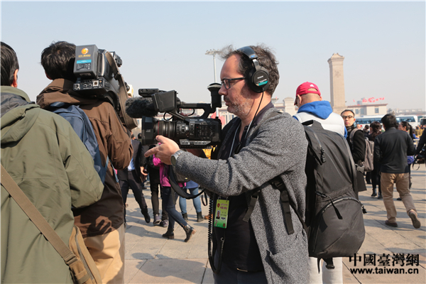 记者上两会:追得上刘翔 扛得起“钢铁侠” 记者上两会:追得上刘翔 扛得起“钢铁侠”