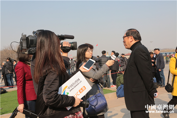 记者上两会:追得上刘翔 扛得起“钢铁侠”(组图) 记者上两会:追得上刘翔 扛得起“钢铁侠”(组图)