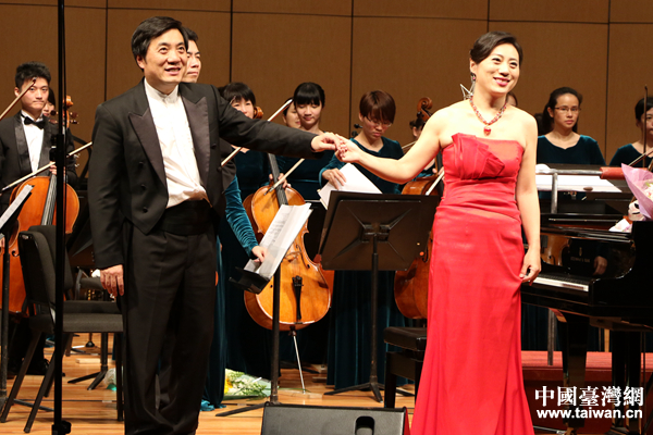 大陸著名指揮家範燾與鋼琴演奏家範聰攜手謝幕