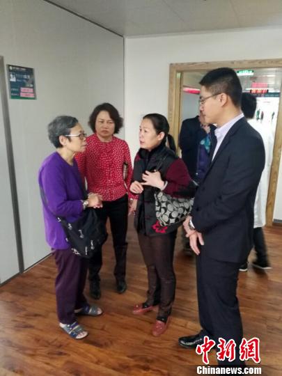 南宁市台办、市台协领导看望慰问患病台胞亲属。 庄昌文 摄