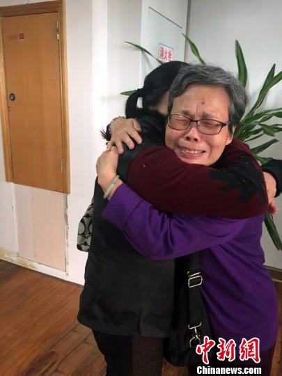 患病台胞亲属拥抱南宁市台办主任何见霜,表达感激之情。 韦粤桂 摄