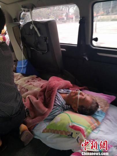 患病台胞搭乘救护车转送福建厦门。 庄昌文 摄