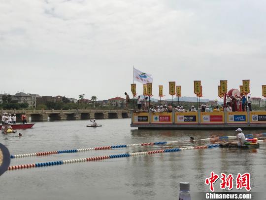 30�գ��ھŽ캣Ͽ��̳����������(����)�����������������������Ļ��������Ļ�������������ڹ����֡����硣ͼΪˮ��׽Ѽ����������� ��