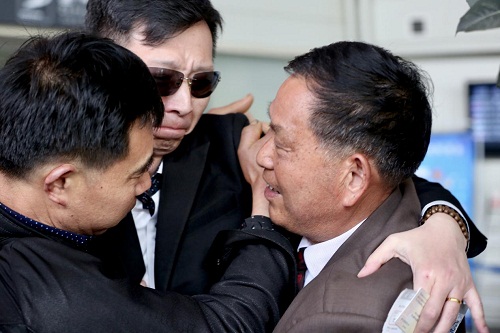 ���ռ���̨�ϱ����˴���Ѱ�׹��