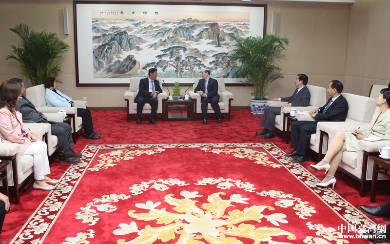 刘结一会见台湾南投县长林明溱 刘结一会见台湾南投县长林明溱