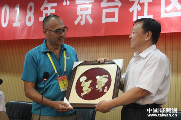 开幕式上,双方互赠礼品。 开幕式上,双方互赠礼品。