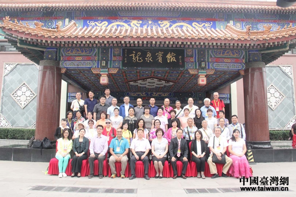 “京台社区手拉手”活动人员合影。 “京台社区手拉手”活动人员合影。