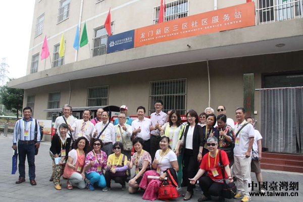 台湾嘉宾们在门头沟区龙门新区三区合影。 台湾嘉宾们在门头沟区龙门新区三区合影。