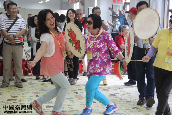 台湾嘉宾学习太平鼓。 台湾嘉宾学习太平鼓。