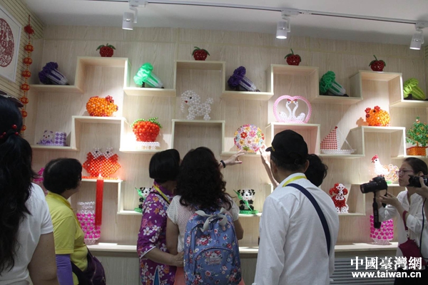 台湾嘉宾们欣赏“巧手兰心”巧娘工作坊陈列的工艺品。 台湾嘉宾们欣赏“巧手兰心”巧娘工作坊陈列的工艺品。