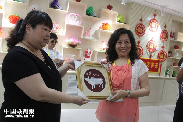 台湾嘉宾现场购买工艺品。 台湾嘉宾现场购买工艺品。